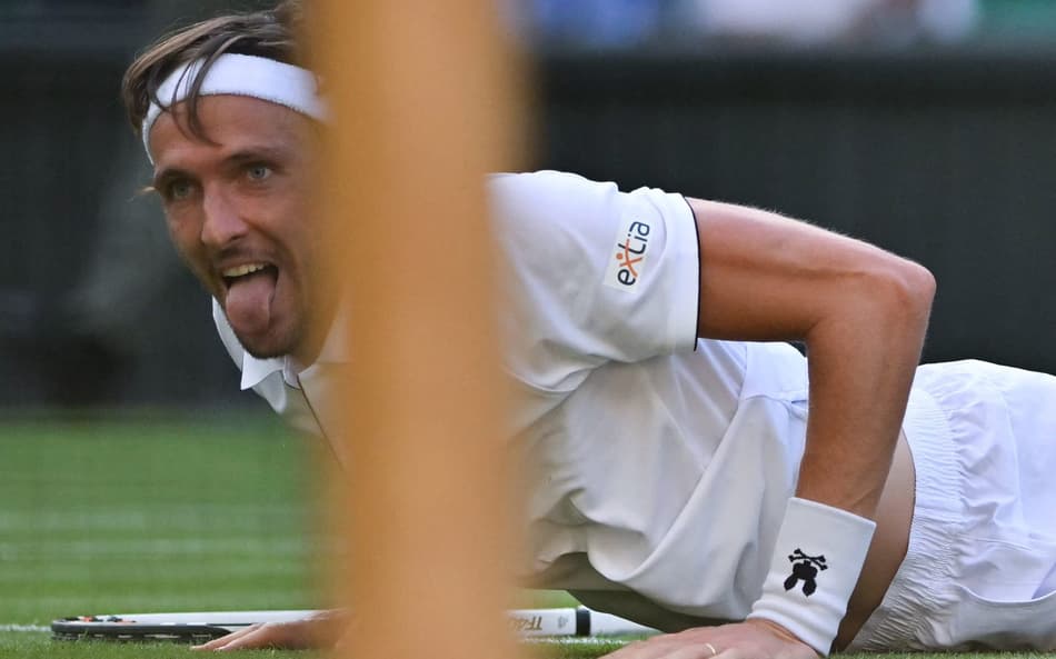 A emoção do francês Arthur Rinderknech ao derrotar o alemão Alexander Zverev na quadra central de Wimbledon (Foto: Glyn KIRK / AFP)