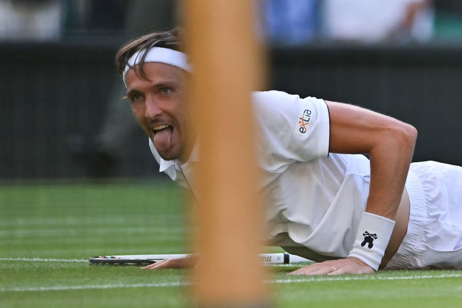 A emoção do francês Arthur Rinderknech ao derrotar o alemão Alexander Zverev na quadra central de Wimbledon (Foto: Glyn KIRK / AFP)