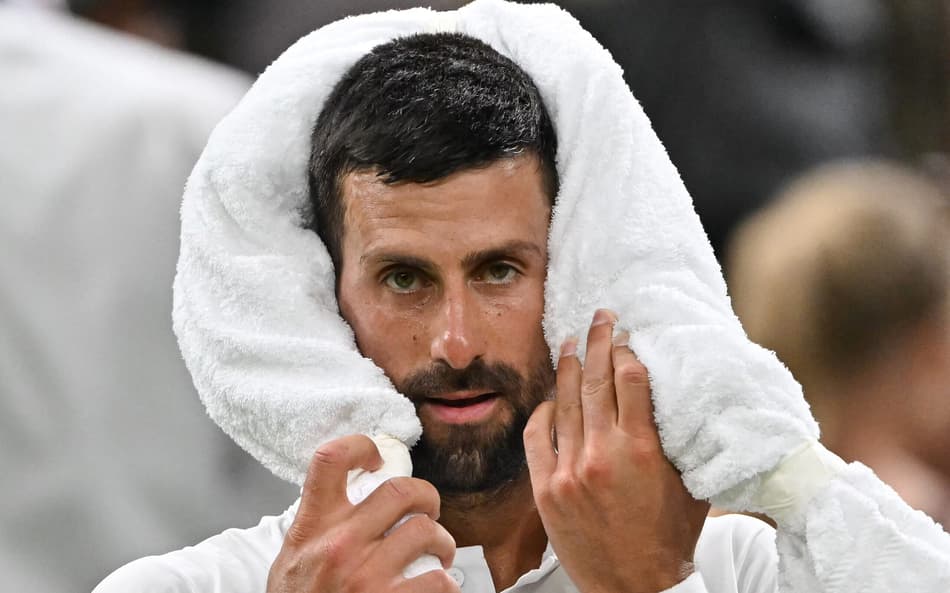 O sérvio Novak Djokovic usa uma toalha na vitória sobre o francês Alexandre Muller em Wimbledon (Foto: Glyn KIRK / AFP)