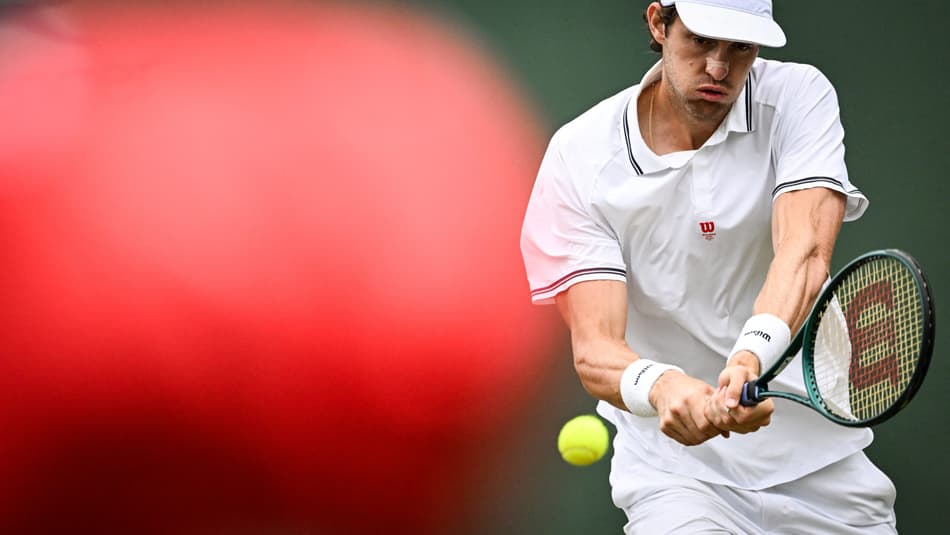 O chileno Nicolas Jarry na vitória sobre o americano Learner Tien em Wimbledon (Foto: Kirill KUDRYAVTSEV / AFP)