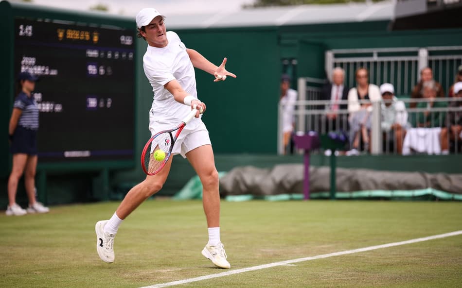 João Fonseca na partida contra o americano Jenson Brooksby em Wimbledon (Foto: HENRY NICHOLLS / AFP)