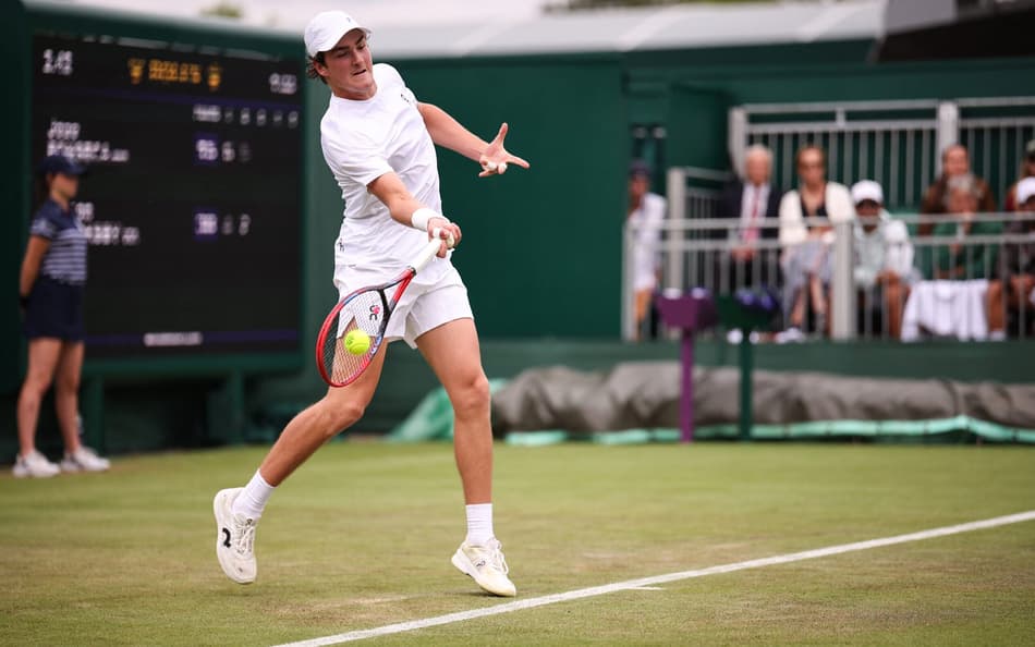João Fonseca na partida contra o americano Jenson Brooksby em Wimbledon (Foto: HENRY NICHOLLS / AFP)