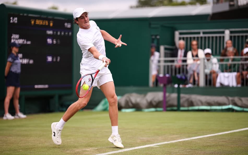 João Fonseca na partida contra o americano Jenson Brooksby em Wimbledon (Foto: HENRY NICHOLLS / AFP)