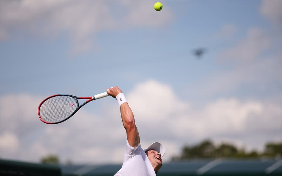 João Fonseca saca na vitória sobre o americano Jenson Brooksby (Foto: HENRY NICHOLLS / AFP)