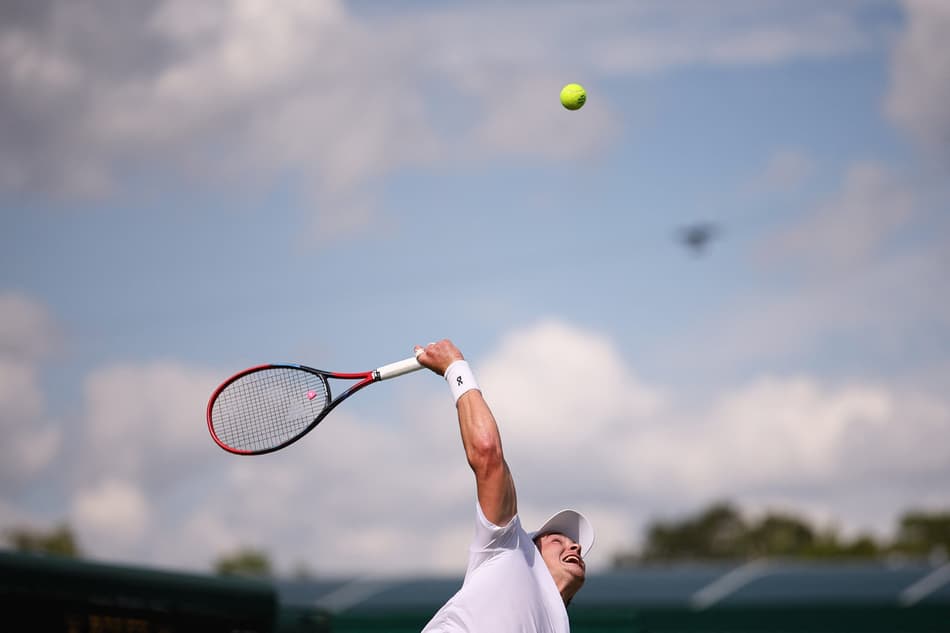 João Fonseca saca na vitória sobre o americano Jenson Brooksby (Foto: HENRY NICHOLLS / AFP)