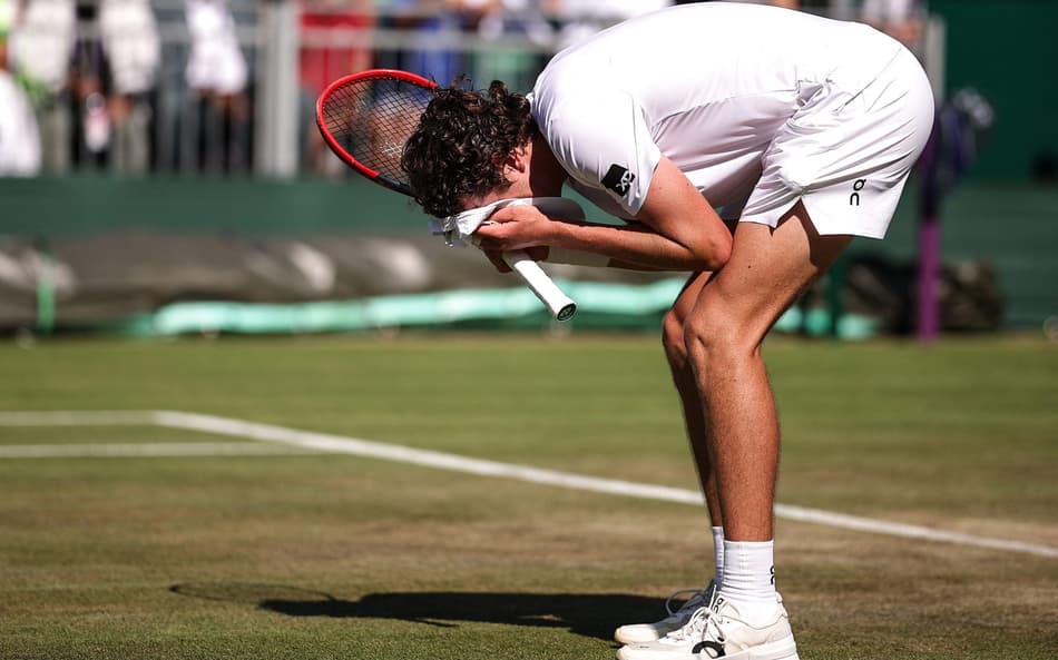 A emoção de João Fonseca com a vitória sobre o americano Jenson Brooksby em Wimbledon (Foto: HENRY NICHOLLS / AFP)