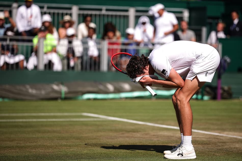 A emoção de João Fonseca com a vitória sobre o americano Jenson Brooksby em Wimbledon (Foto: HENRY NICHOLLS / AFP)