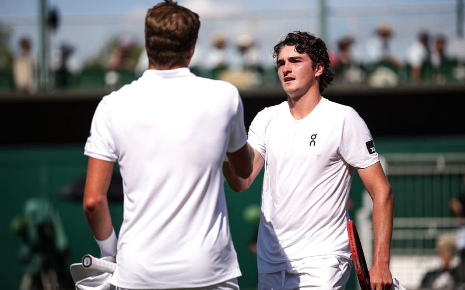 João Fonseca é cumprimentado pelo americano Jenson Brooksby após a vitória em Londres