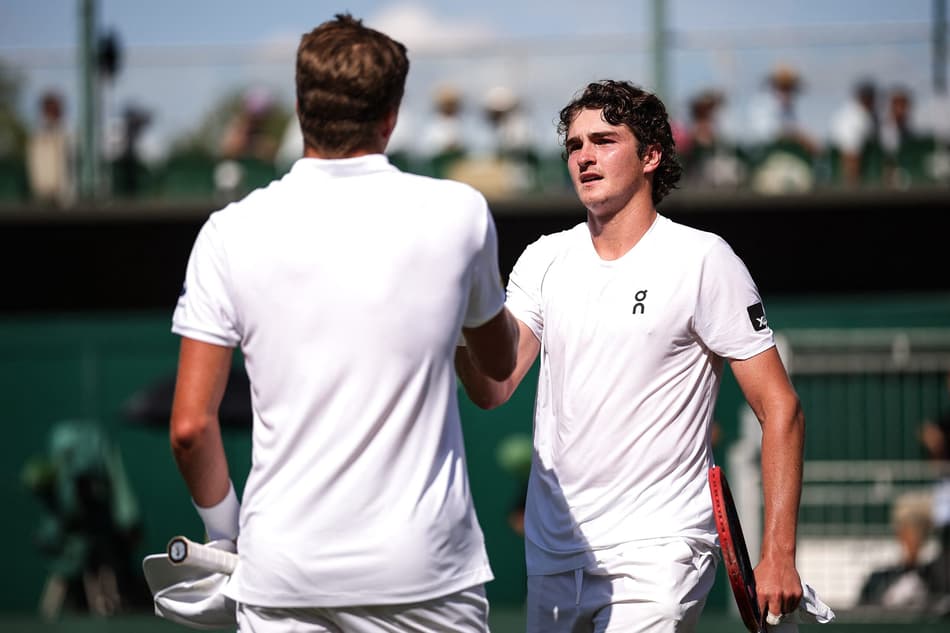 João Fonseca é cumprimentado pelo americano Jenson Brooksby após a vitória em Londres