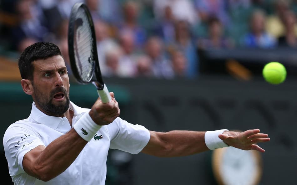 O sérvio Novak Djokovic na vitória sobre o britânico Daniel Evans em Wimbledon (Foto: Adrian Dennis / AFP)