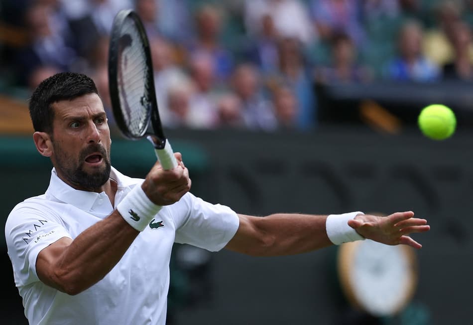 O sérvio Novak Djokovic na vitória sobre o britânico Daniel Evans em Wimbledon (Foto: Adrian Dennis / AFP)