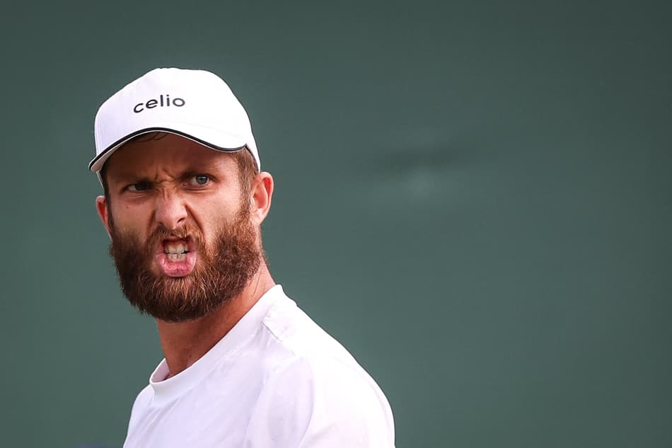 Moutet protagonizou a jogada do dia em Wimbledon (Foto: HENRY NICHOLLS / AFP)