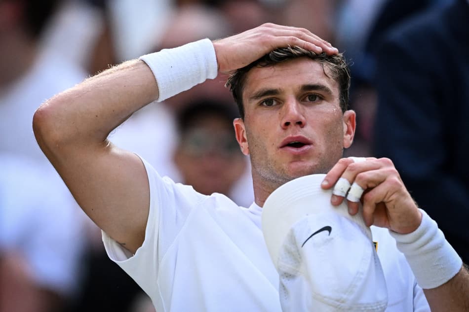 O britânico Jack Draper exausto na partida contra o croata Marin Cilic (Foto: Kirill KUDRYAVTSEV / AFP)