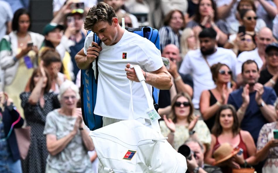 A frustração de Jack Draper com a derrota para Marin Cilic em Wimbledon (Foto: Kirill KUDRYAVTSEV / AFP)