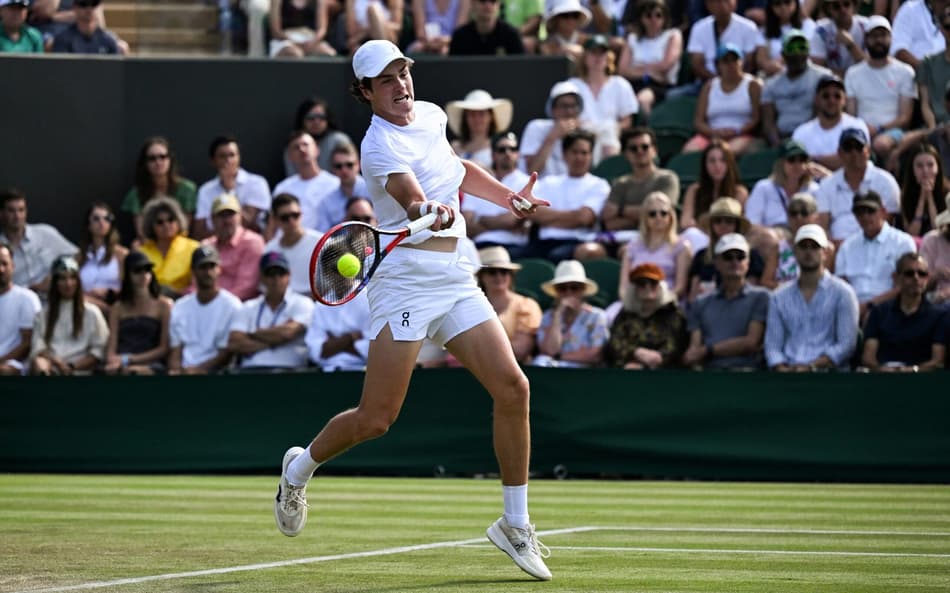 João Fonseca na derrota para o chileno Nicolas Jarry em Wimbledon (Foto: Kirill KUDRYAVTSEV / AFP)
