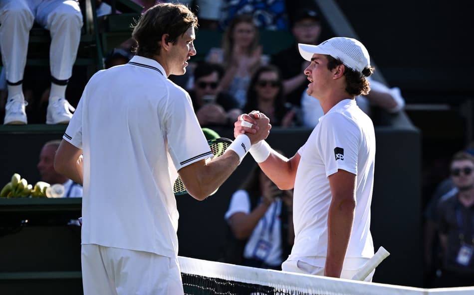 O chileno Nicolas Jarry cumprimenta o brasileiro João Fonseca em Wimbledon (Foto: Kirill KUDRYAVTSEV / AFP)