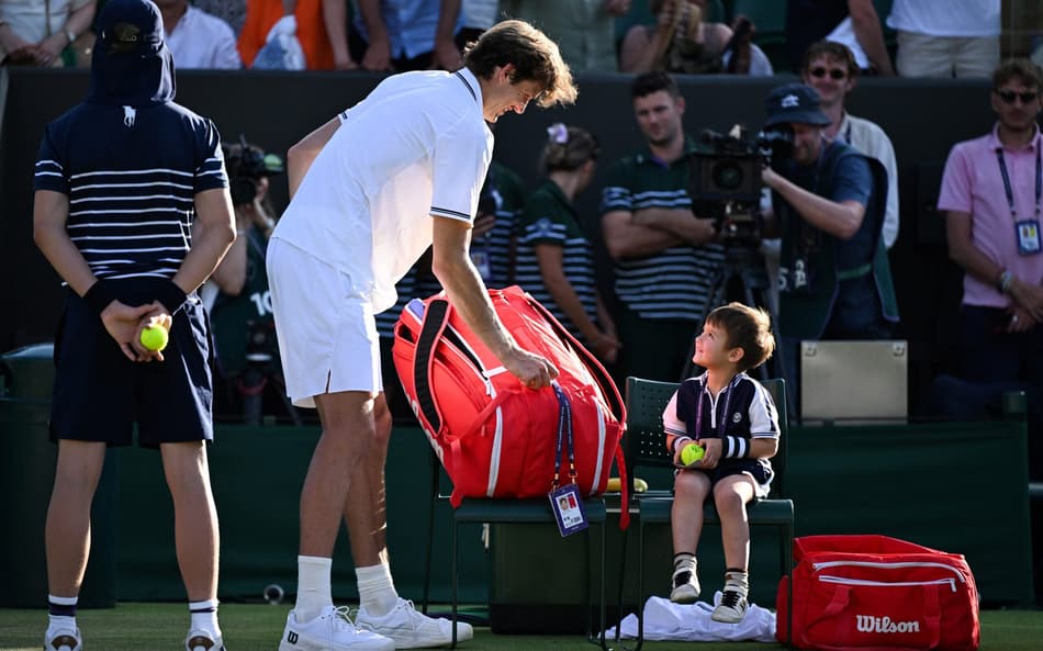 Nicolas Jarry conversa com o filho após a vitória sobre João Fonseca em Wimbledon (Foto: Kirill KUDRYAVTSEV / AFP)