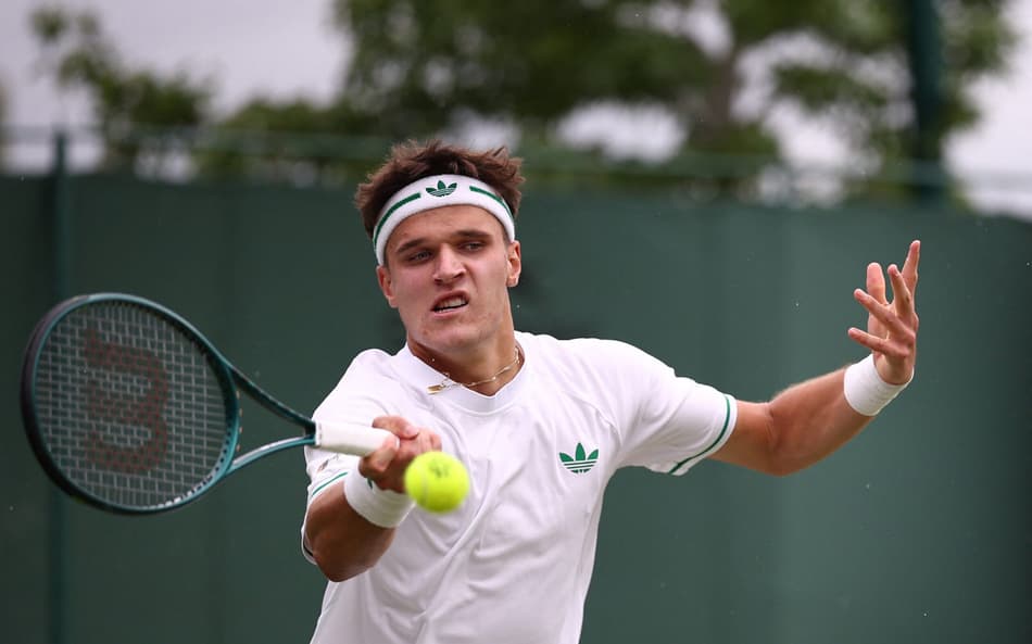 O tcheco Jakub Mensik na derrota para o italiano Flavio Cobolli em Wimbledon (Foto: HENRY NICHOLLS / AFP)