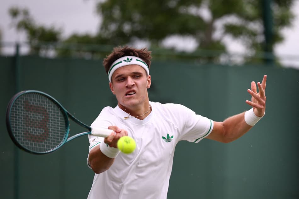 O tcheco Jakub Mensik na derrota para o italiano Flavio Cobolli em Wimbledon (Foto: HENRY NICHOLLS / AFP)