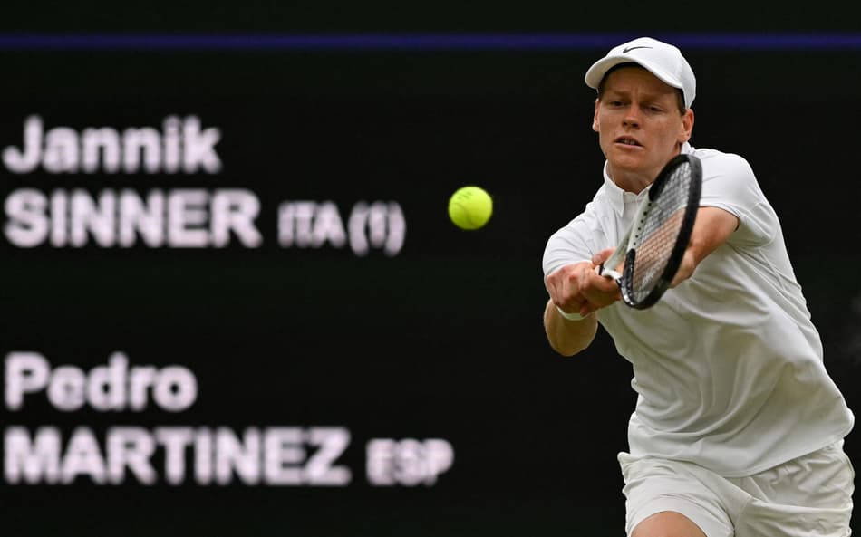O italiano Jannik Sinner na vitória sobre o espanhol Pedro Martinez em Wimbledon (Foto: Glyn KIRK / AFP)
