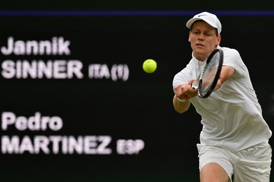 O italiano Jannik Sinner na vitória sobre o espanhol Pedro Martinez em Wimbledon (Foto: Glyn KIRK / AFP)