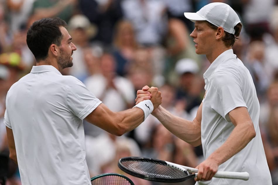 O italiano Jannik Sinner (d) é cumprimentado pelo espanhol Pedro Martinez após a vitória em Wimbledon (Foto: Glyn KIRK / AFP)