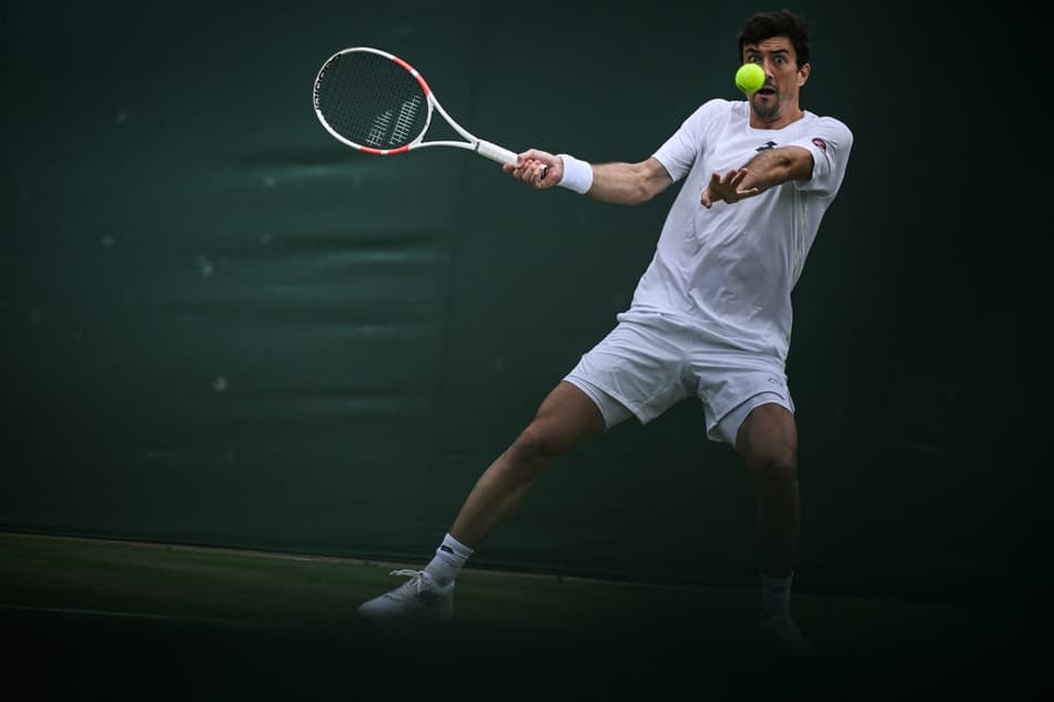 O austríaco Sebastian Ofner na partida contra Dimitrov (Foto: Kirill KUDRYAVTSEV / AFP)