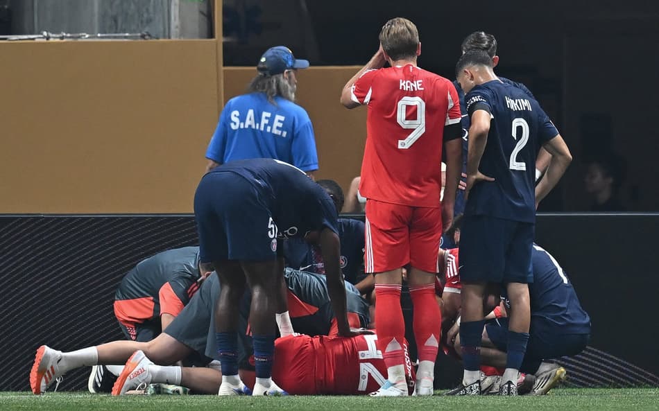 Musiala sofreu grave lesão em Bayern x PSG (Foto: Paul Ellis/AFP)