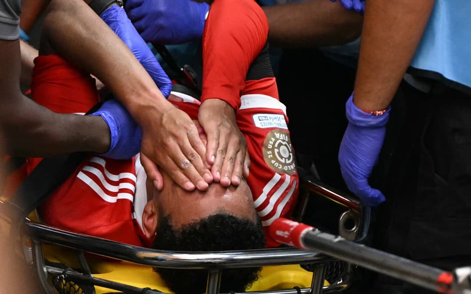Musiala sofreu grave lesão na partida contra o PSG (Foto: PATRICIA DE MELO MOREIRA / AFP)