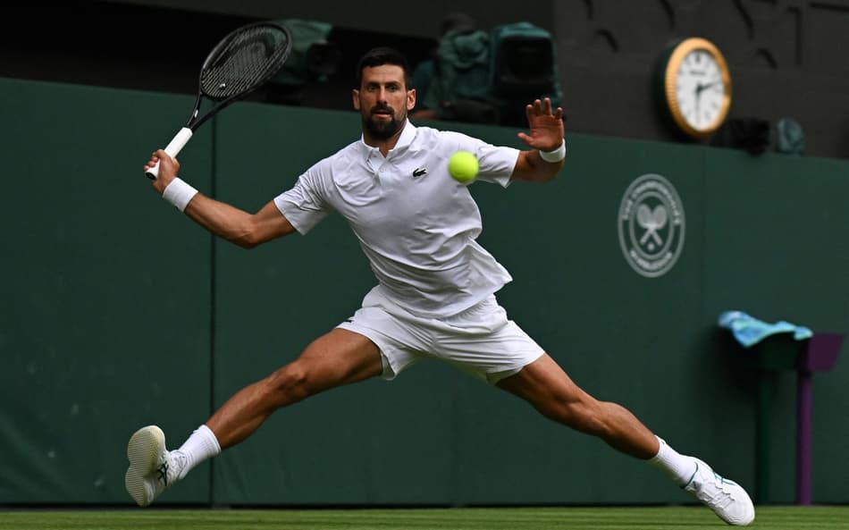 O sérvio Novak Djokovic na vitória sobre o compatriota Miomir Kecmanovic (Foto: Glyn KIRK / AFP)