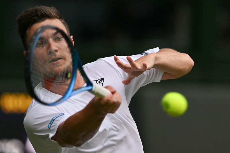 O sérvio Miomir Kecmanovic na partidad contra Novak Djokovic em Wimbledon (Foto: Glyn KIRK / AFP)