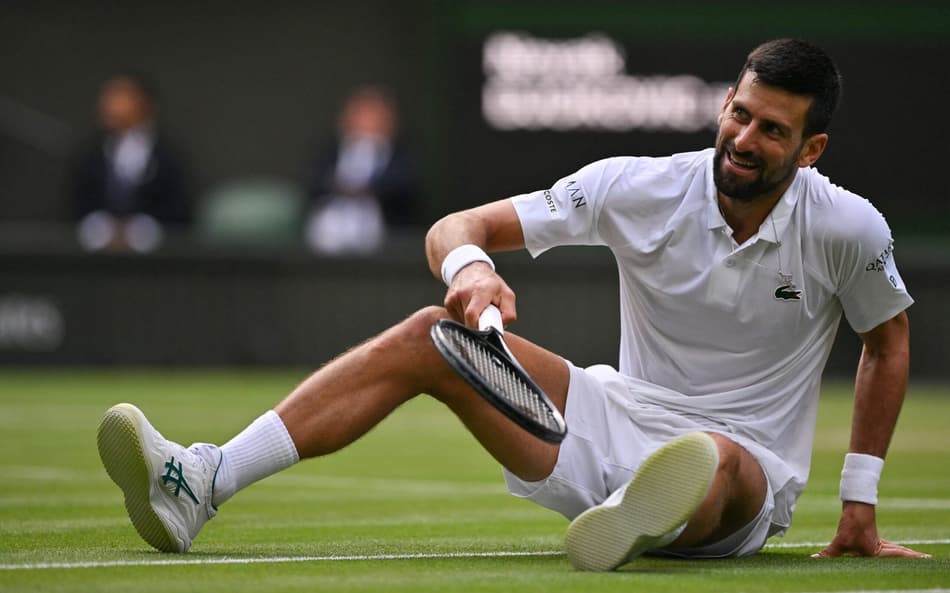 Novak Djokovic sorri na partida contra o compatriota Miomir Kecmanovic (Foto: Glyn KIRK / AFP)
