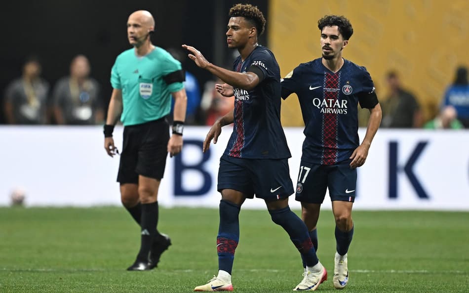 Doué comemora gol pelo PSG contra o Bayern (Foto: Paul ELLIS / AFP)