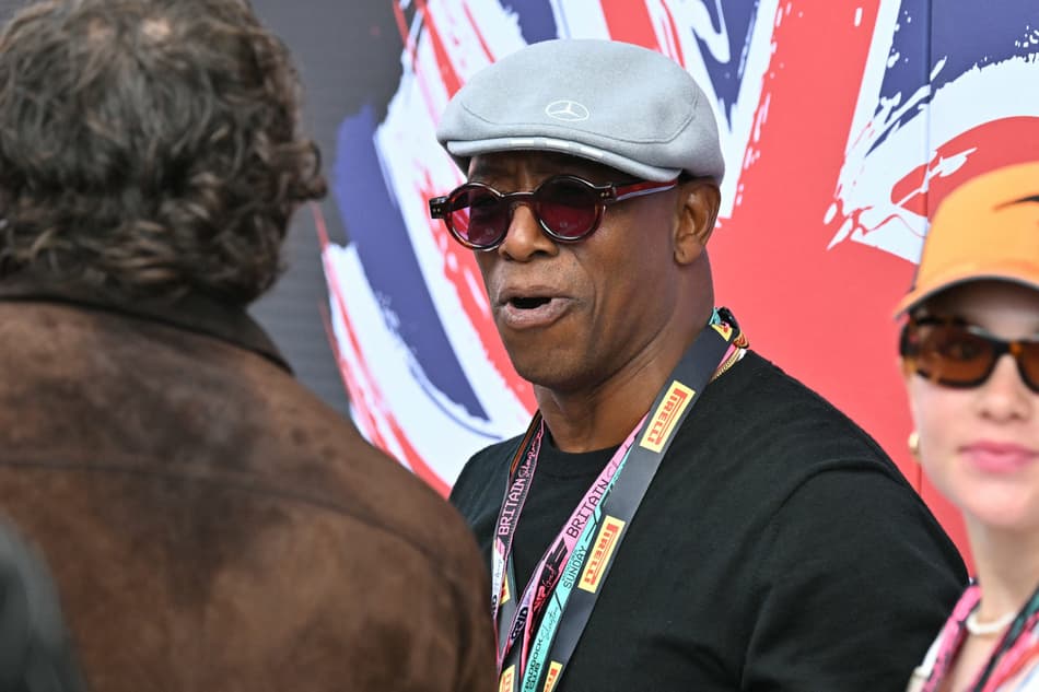 Ex-jogador e apresentador Ian Wright assiste ao GP da Inglaterra (foto: Andrej ISAKOVIC / AFP)