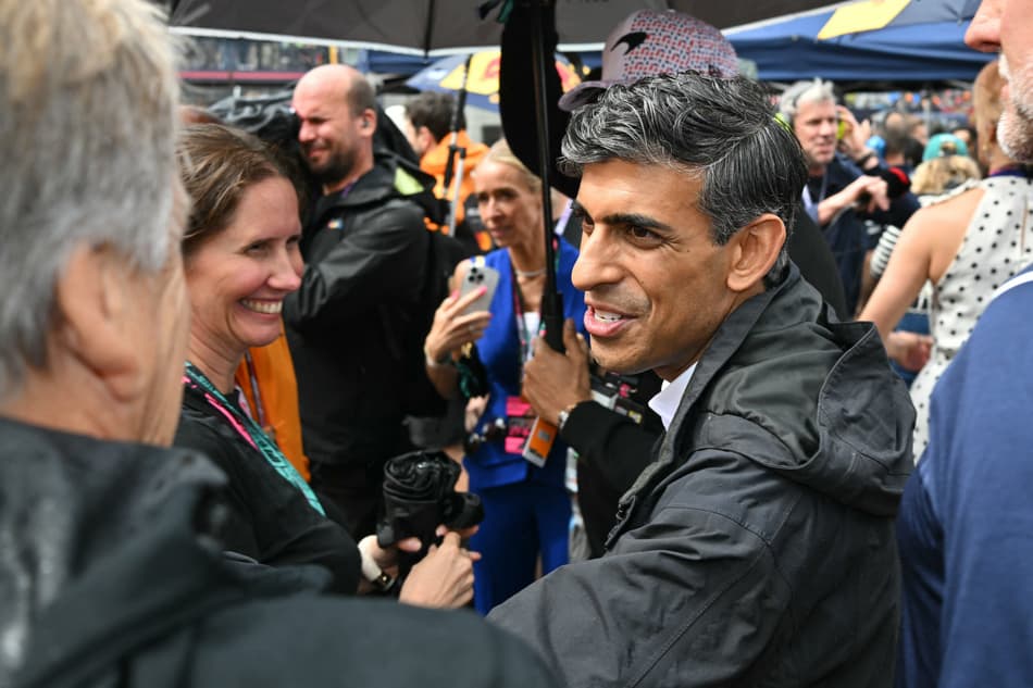 Primeiro Ministro Rishi Sunak assiste ao GP da Inglaterra (foto: Andrej ISAKOVIC / AFP)