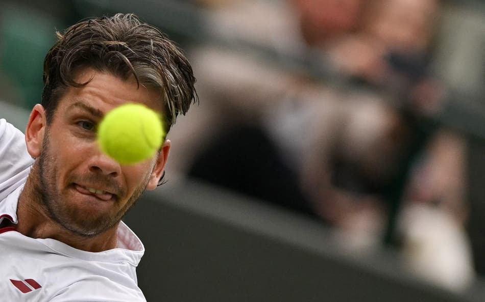 O britânico Cameron Norrie venceu uma batalha contra o chileno Nicolas Jarry em Wimbledon (Foto: Glyn KIRK / AFP)