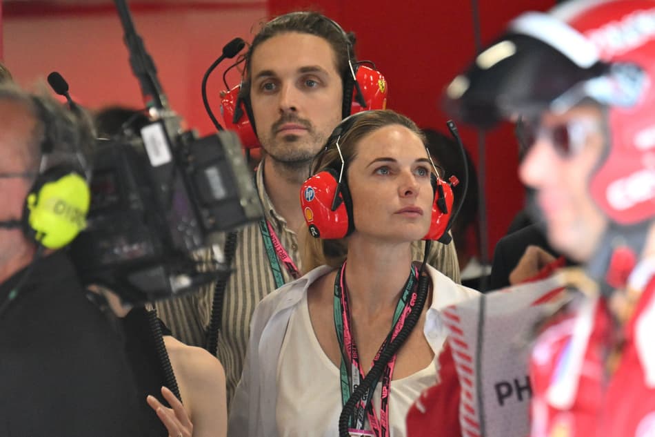 Atriz sueca Rebecca Ferguson e seu marido Rory St Clair Gainer assistem ao GP da Inglaterra (foto: Andrej ISAKOVIC / AFP)