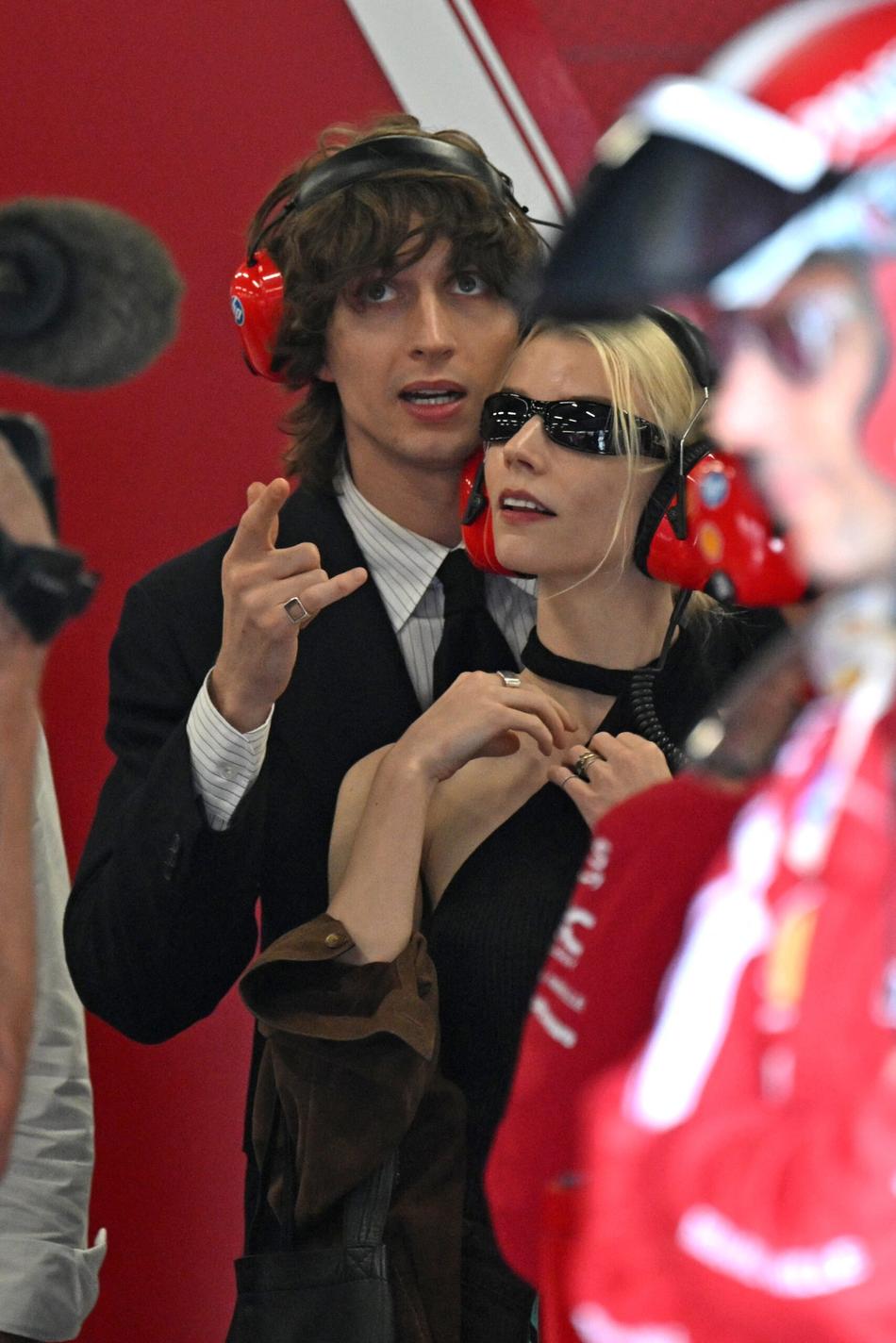 Atriz americana Anya Taylor-Joy e seu marido Malcom McRae assistem ao GP da Inglaterra (foto: Andrej ISAKOVIC / AFP)