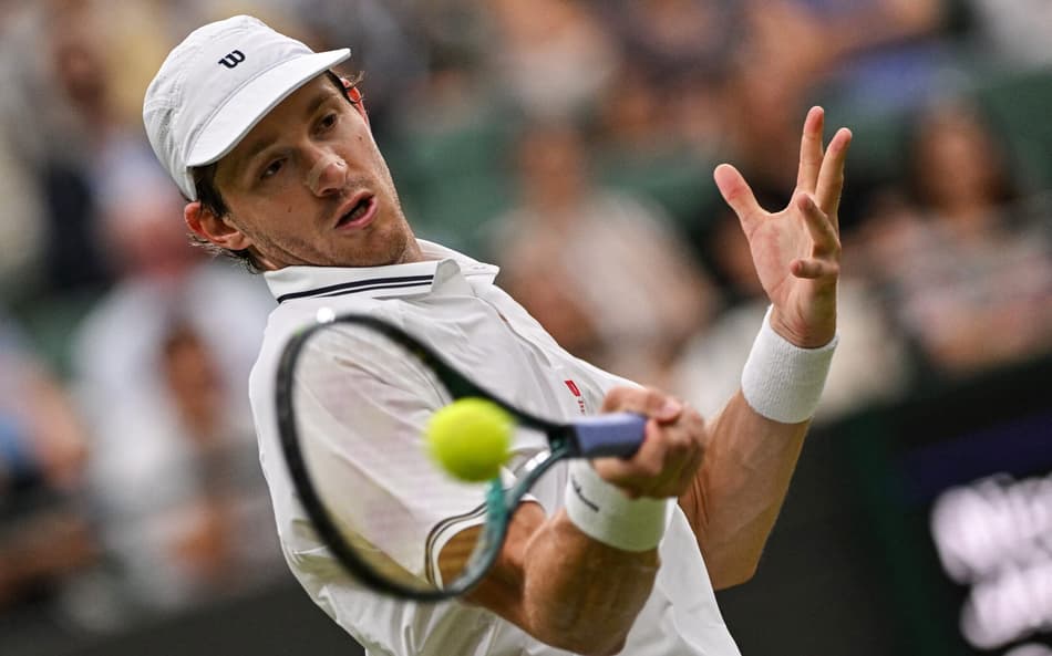 O chileno Nicolas Jarry devolve a bola na derrota para o britânico Cameron Norrie (Foto: Glyn KIRK / AFP)