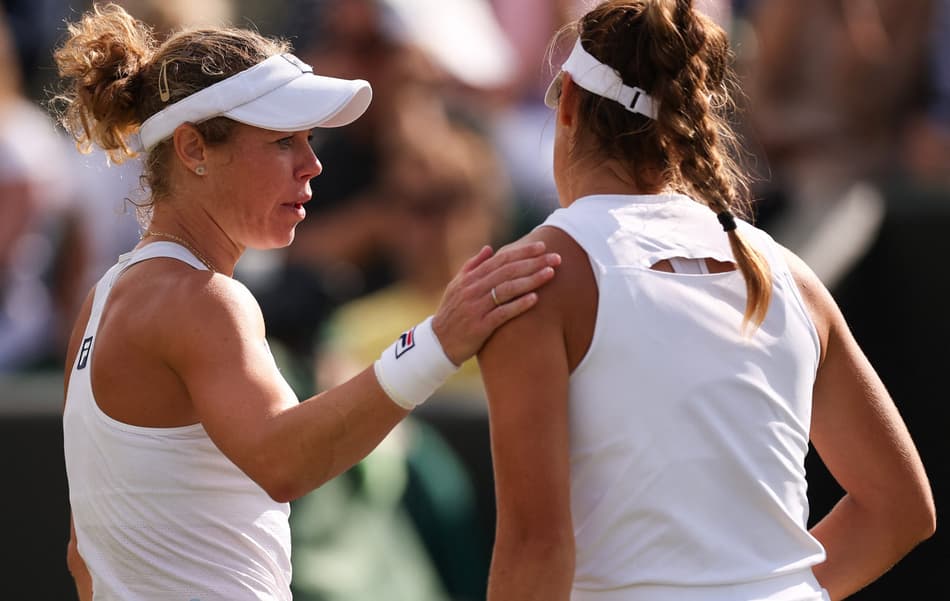 Laura Siegemund é parabenizada pela argentina Solana Sierra em Wimbledon (Foto: HENRY NICHOLLS / AFP)