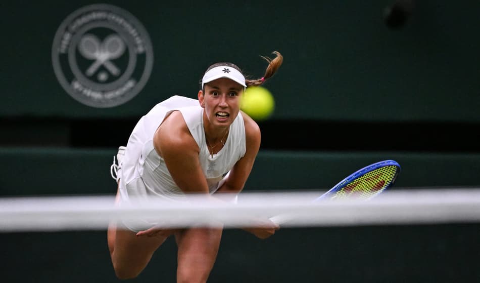 A belga Elise Mertens saca contra a bielorrussa Aryna Sabalenka (Foto: Kirill KUDRYAVTSEV / AFP)