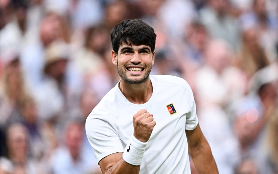 O espanhol Carlos Alcaraz comemora um ponto na vitória sobre o russo Andrey Rublev (Foto: Kirill KUDRYAVTSEV / AFP)