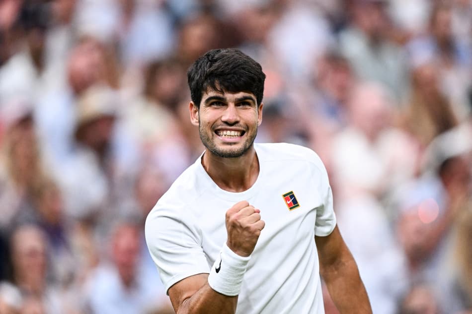 O espanhol Carlos Alcaraz comemora um ponto na vitória sobre o russo Andrey Rublev (Foto: Kirill KUDRYAVTSEV / AFP)