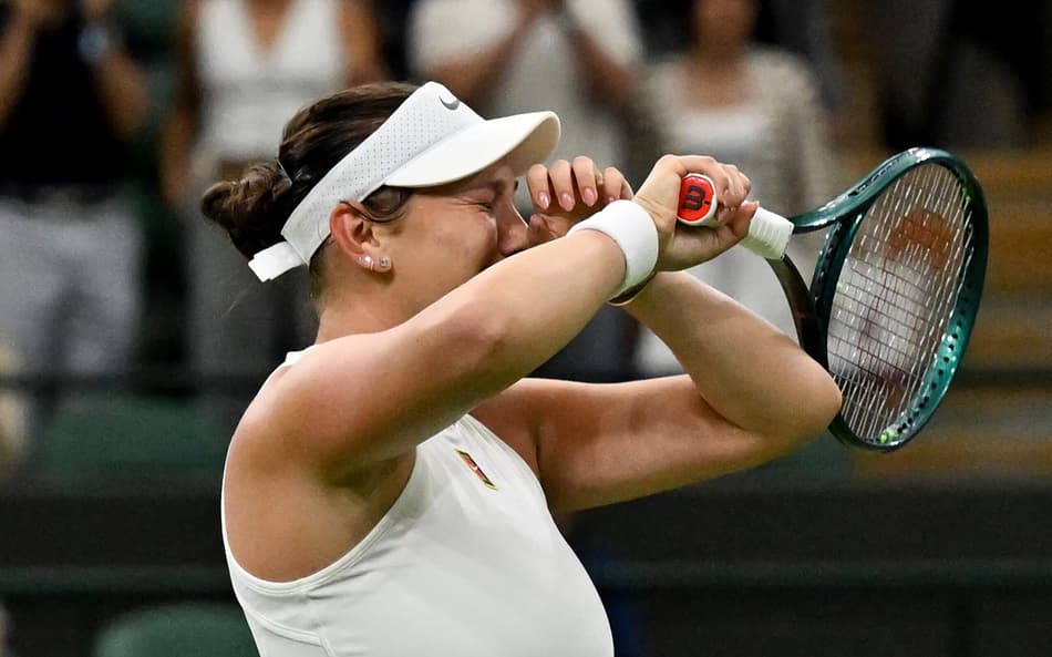 A emoção da americana Amanda Anisimova na vitória sobre a tcheca Linda Noskova (Foto: Glyn KIRK / AFP)