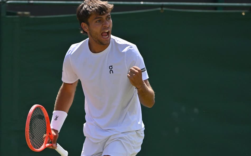 O italiano Flavio Cobolli comemora ponto na partida contra o croata Marin Cilic (Glyn KIRK / AFP)