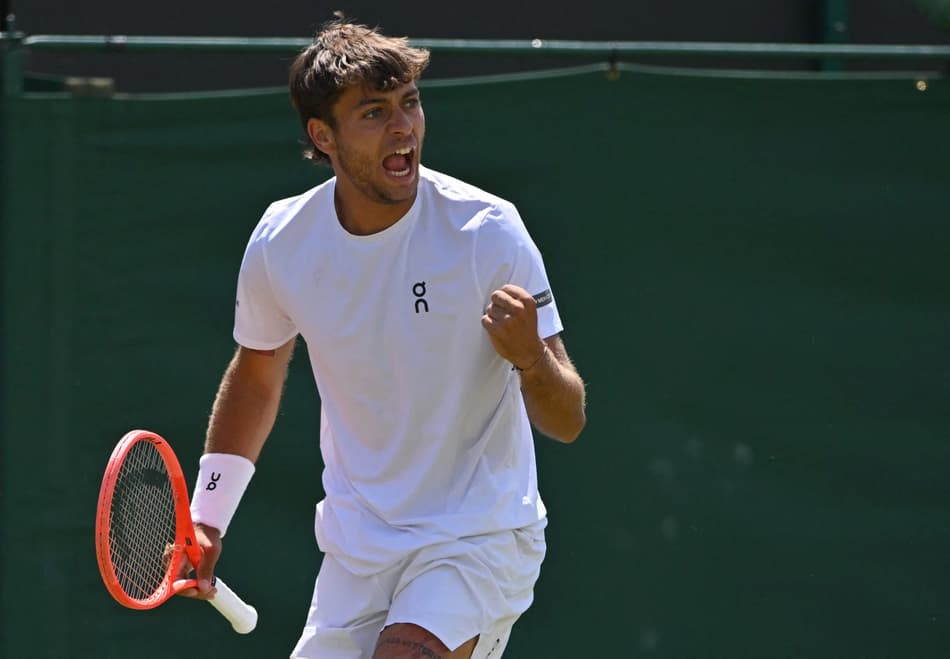 O italiano Flavio Cobolli comemora ponto na partida contra o croata Marin Cilic (Glyn KIRK / AFP)