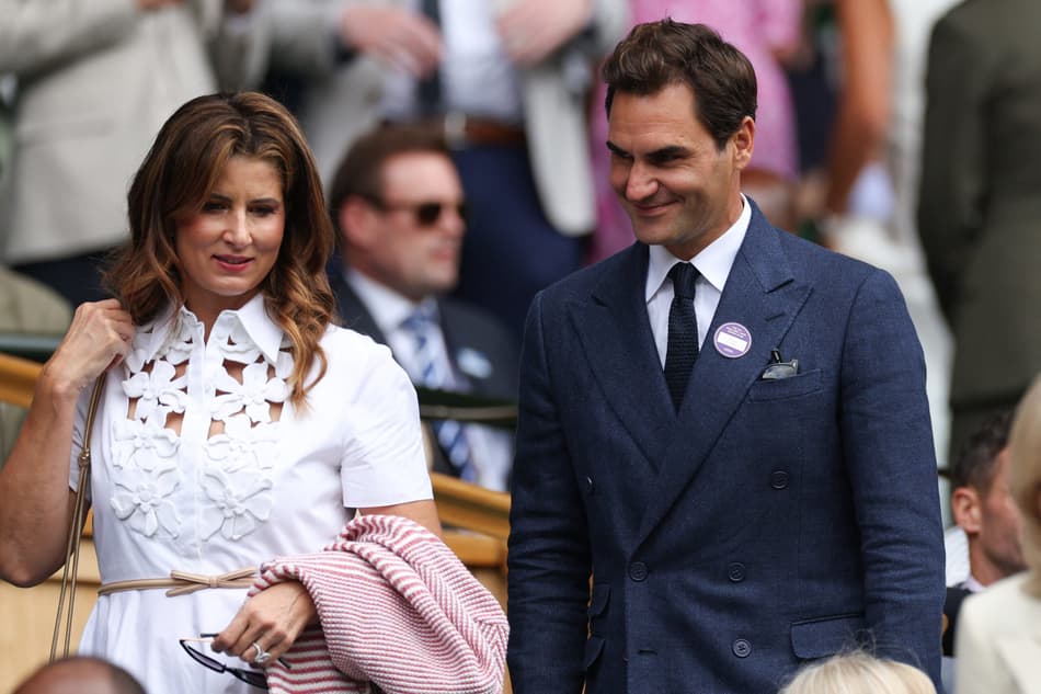 Federer chega ao camarote real de Wimbledon com a esposa, Mirka (Foto: Adrian Dennis / AFP)