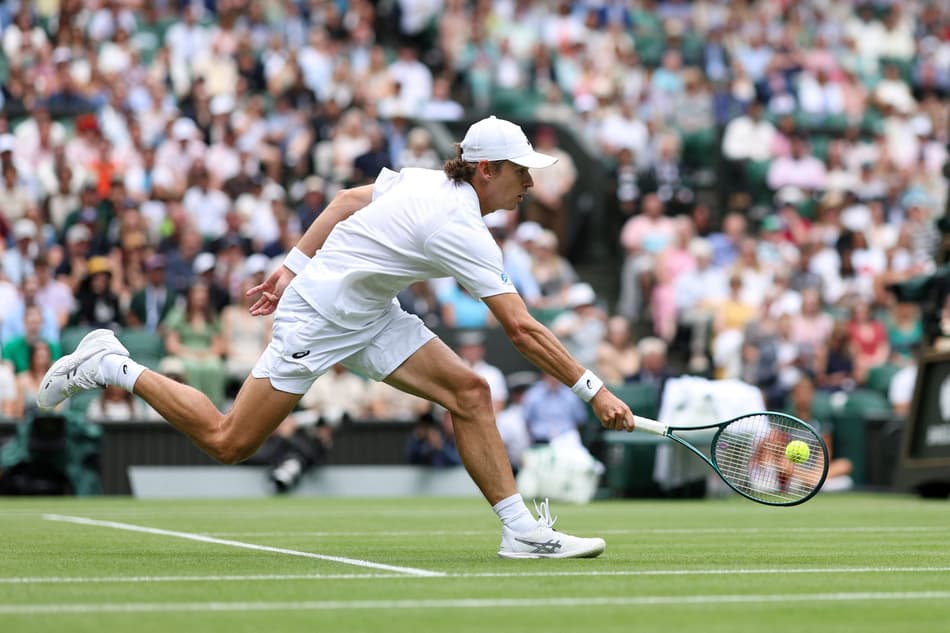O australiano Alex De Minaur na partida contra o sérvio Novak Djokovic (Foto: Adrian Dennis / AFP)