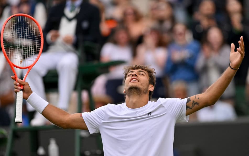 A emoção do italiano Flavio Cobolli com a inédita vaga às quartas de final de um Grand Slam (Foto: Glyn KIRK / AFP)