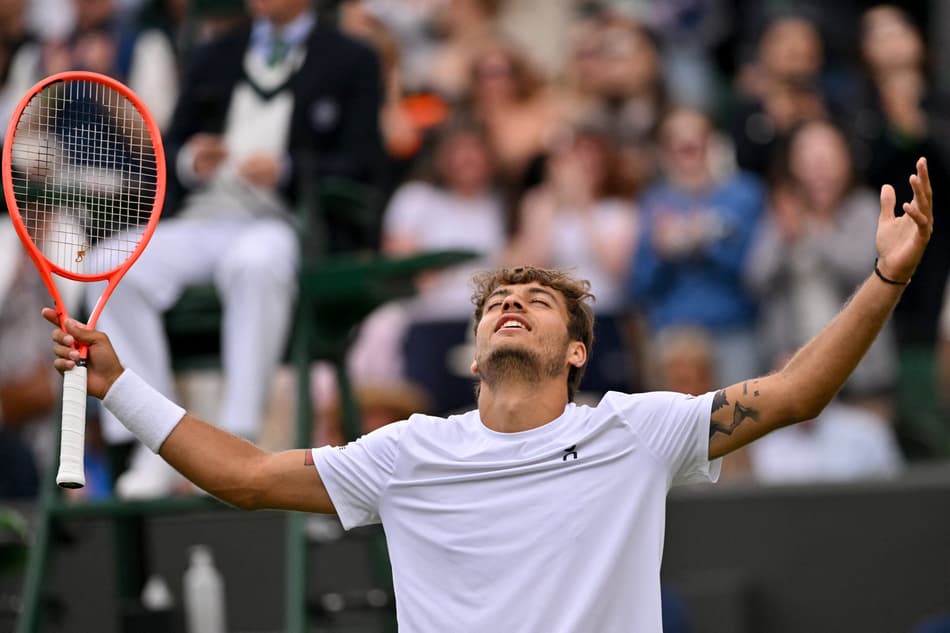A emoção do italiano Flavio Cobolli com a inédita vaga às quartas de final de um Grand Slam (Foto: Glyn KIRK / AFP)
